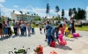 В День памяти и скорби, жители посёлка Сорум несут цветы к Памятнику Неизвестного солдата.